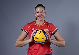 La jugadora grancanaria Lola Hernández posa sonriente con el balón oficial del Campeonato del Mundo disputado en Tailandia.