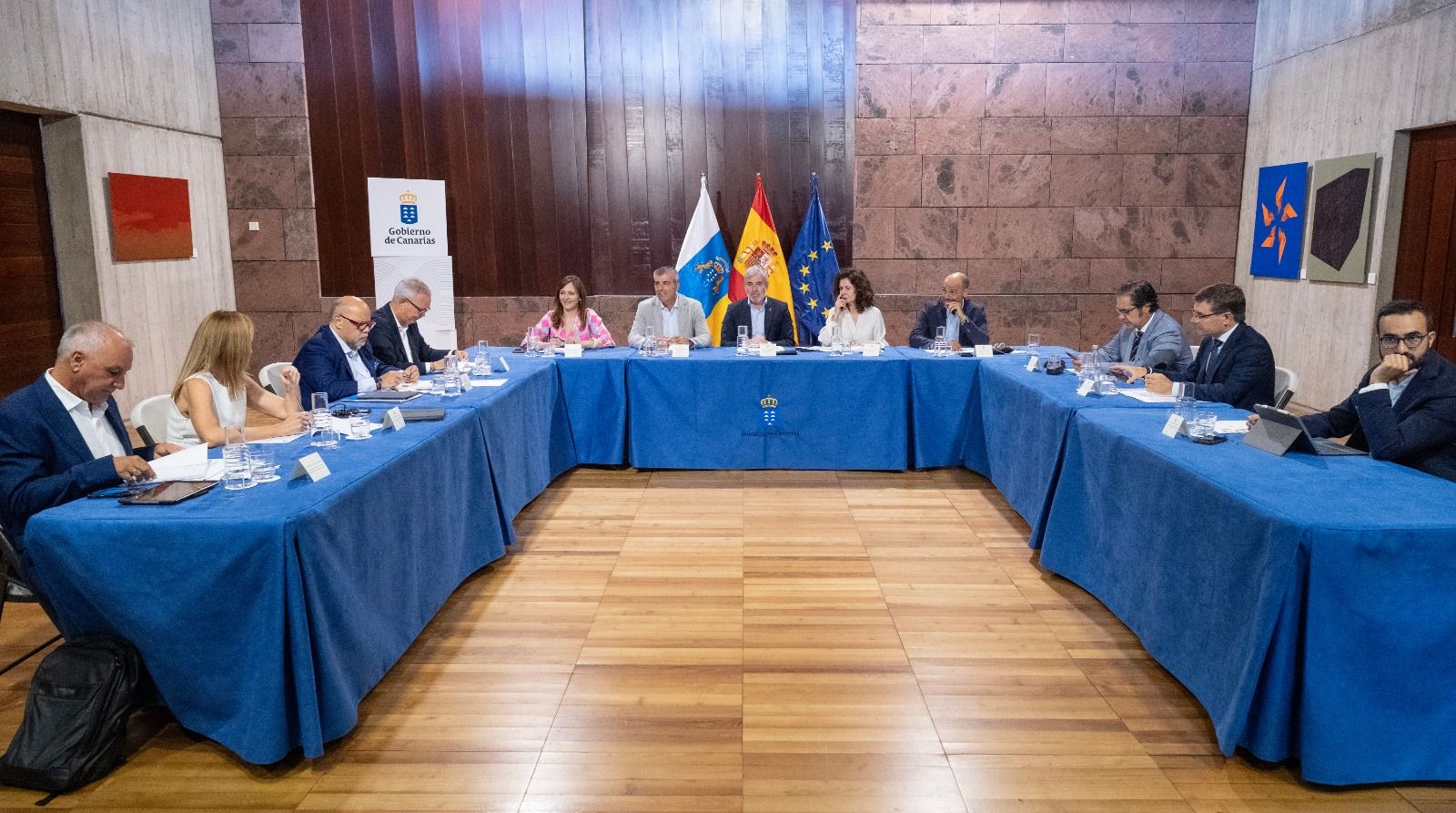 Imagen del encuentro del presidente del Gobierno de Canarias, Fernando Clavijo, con los representantes de los grupos parlamentarios.