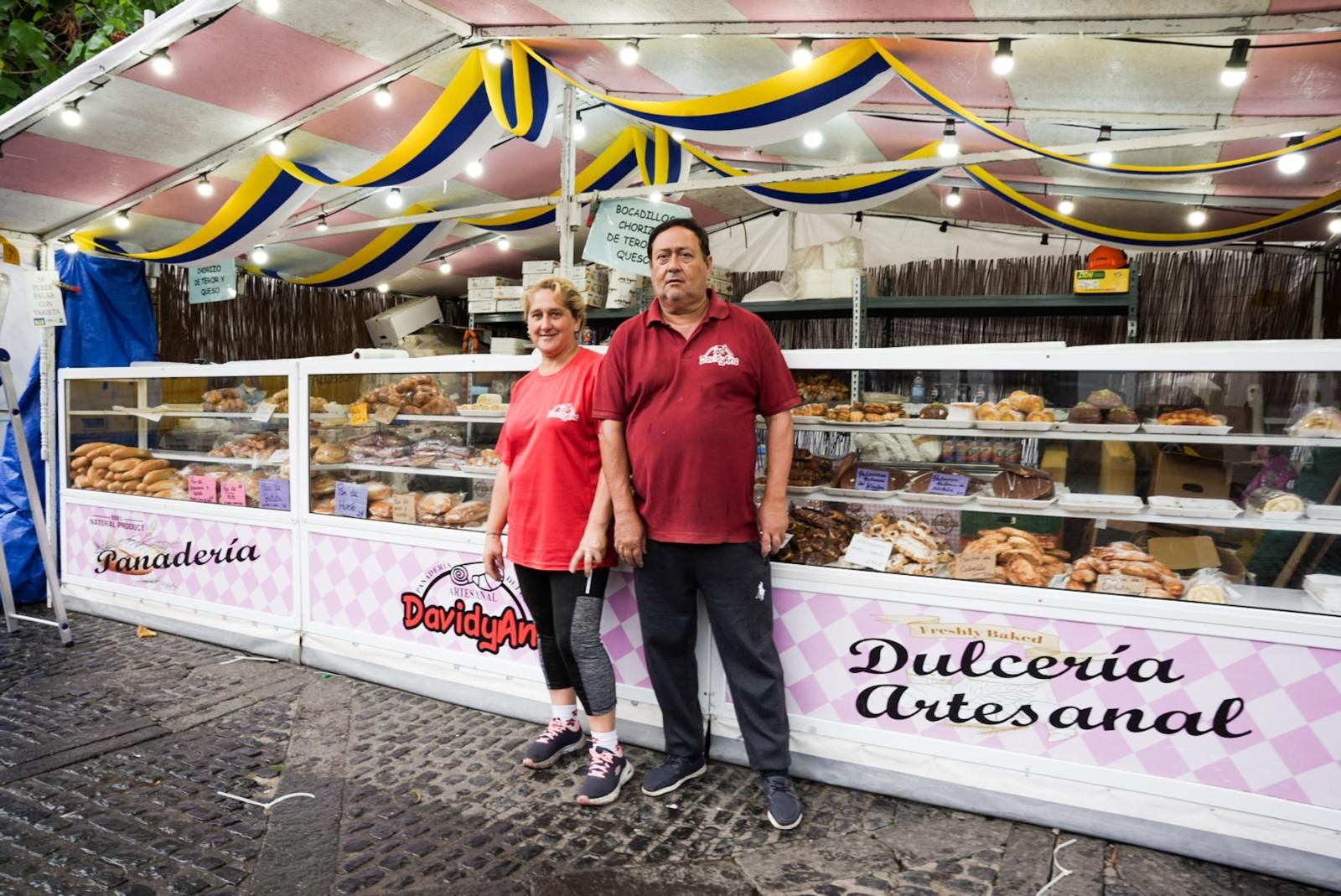 Ana Medina y David Rodríguez duplican la mercancía de su puesto en vistas a los días grandes de las fiestas de Teror.