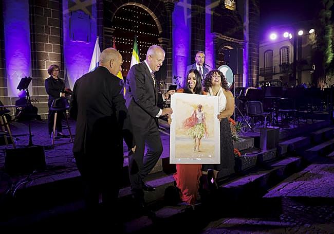 La artista recibió un obsequio del Ayuntamiento de manos del alcalde.