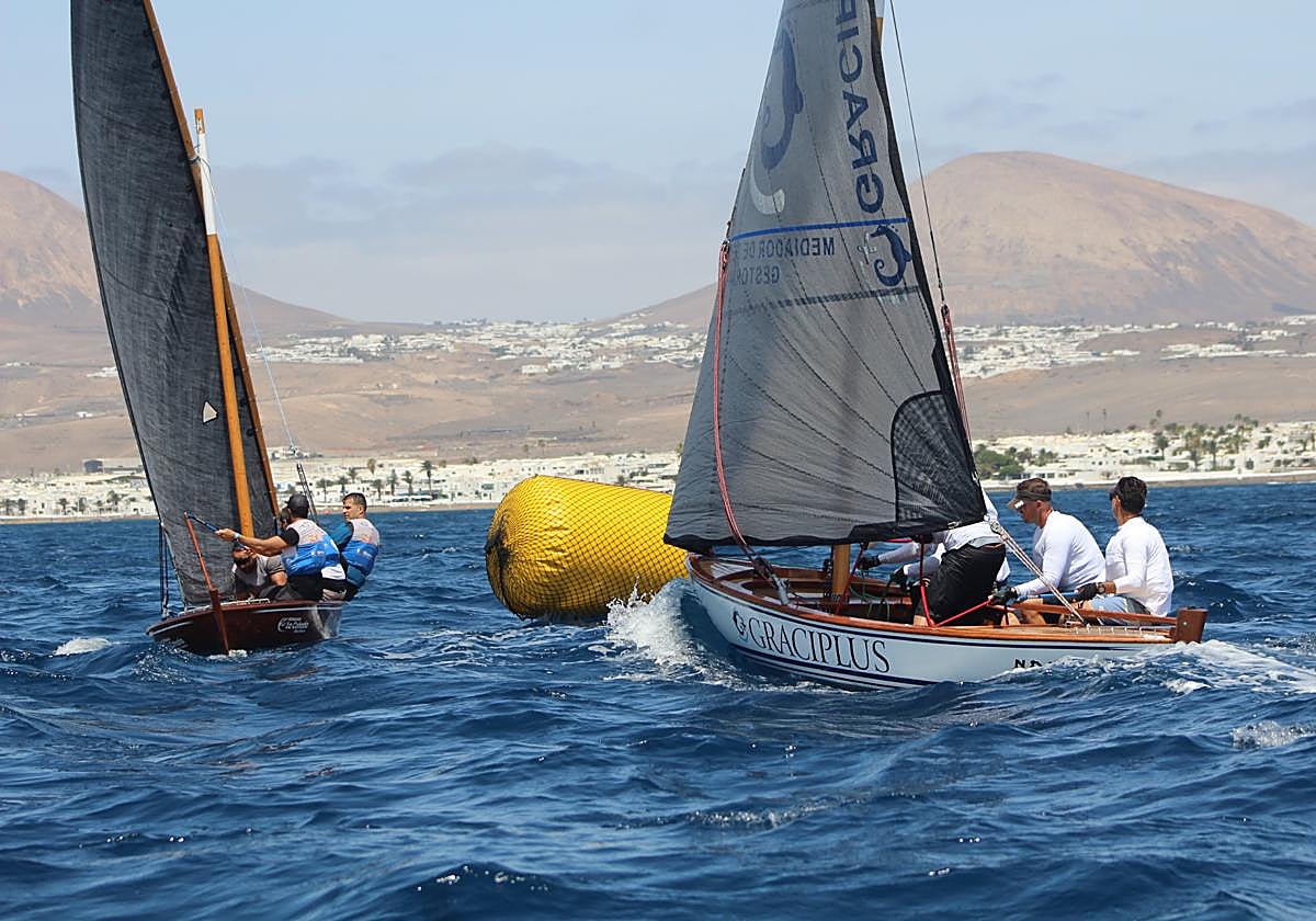 Regata de vela latina.