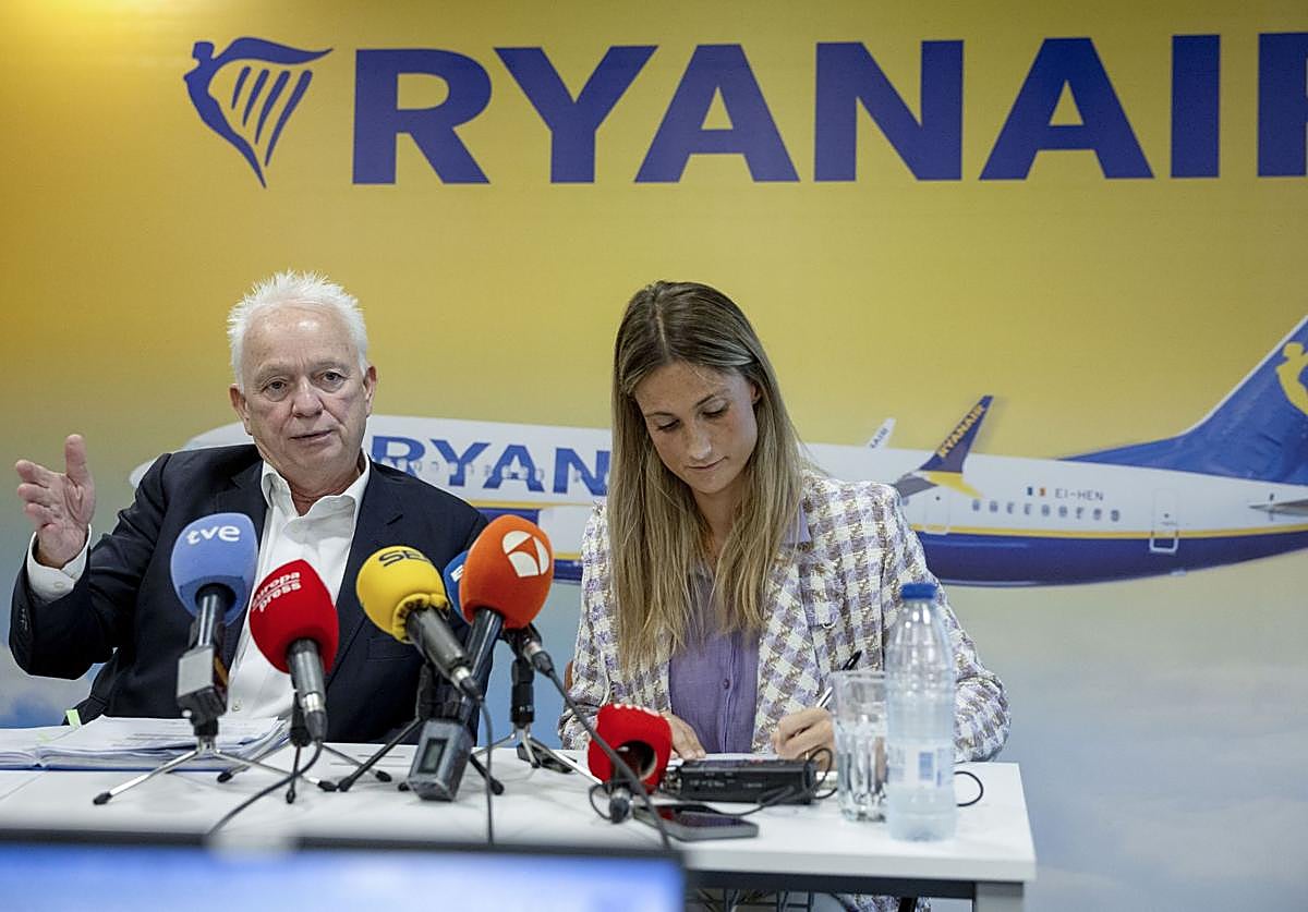 La directora de comunicación de Ryanair en España, Alejandra Ruiz (d), y el consejero delegado de Ryanair, Eddie Wilson, ayer.