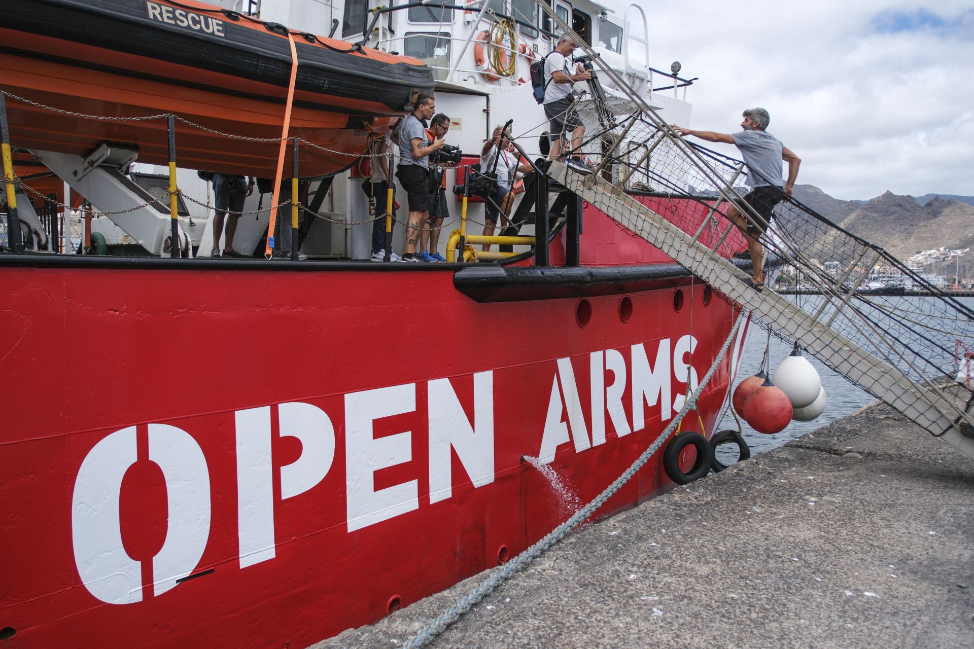 Imagen del buque de Open Arms atracado en el Puerto de Santa Cruz de Tenerife.