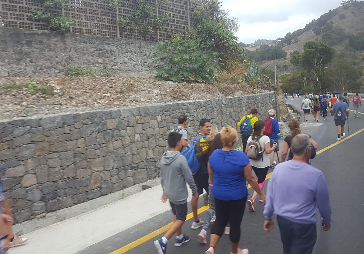 Peregrinos caminando hacia Teror.