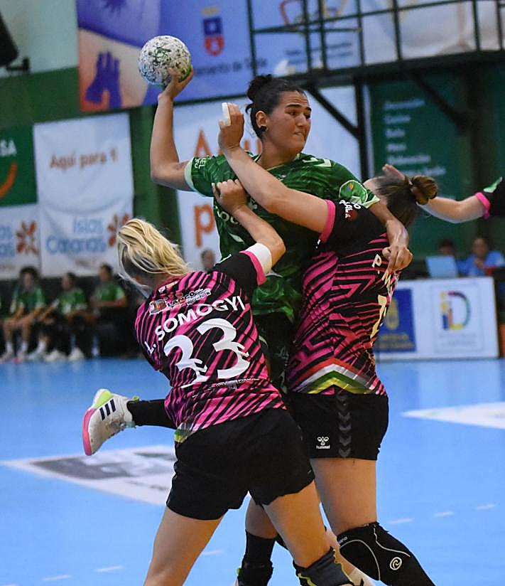 Imagen secundaria 2 - El Rocasa Gran Canaria suma y sigue ante el Grafometal Sporting La Rioja