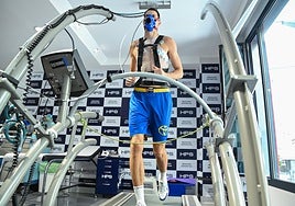 El alero argentino Nico Brussino, realizando una de las pruebas correspondientes a su reconocimiento médico en las instalaciones de Hospital Perpetuo Socorro (HPS).