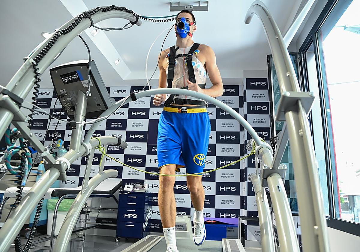 El alero argentino Nico Brussino, realizando una de las pruebas correspondientes a su reconocimiento médico en las instalaciones de Hospital Perpetuo Socorro (HPS).
