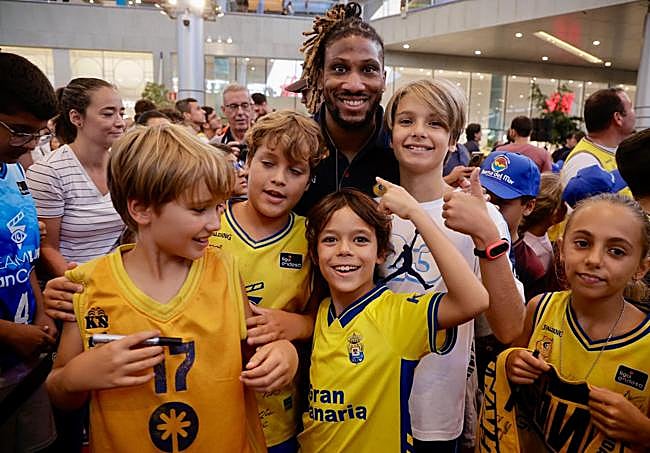 Albicy posa con jóvenes aficionados.