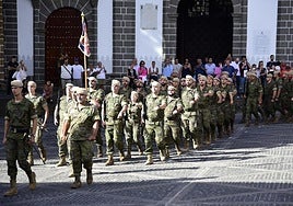 Ensayo del desfile militar del Día del Pino en Teror.