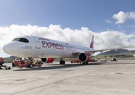 Imagen de un avión de Iberia en el aeropuerto de Tenerife Norte, donde cesa operaciones Ryanair.