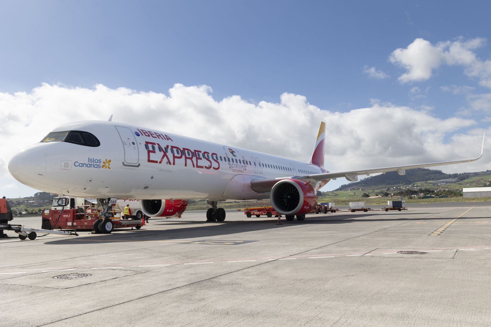 Imagen de un avión de Iberia en el aeropuerto de Tenerife Norte, donde cesa operaciones Ryanair.