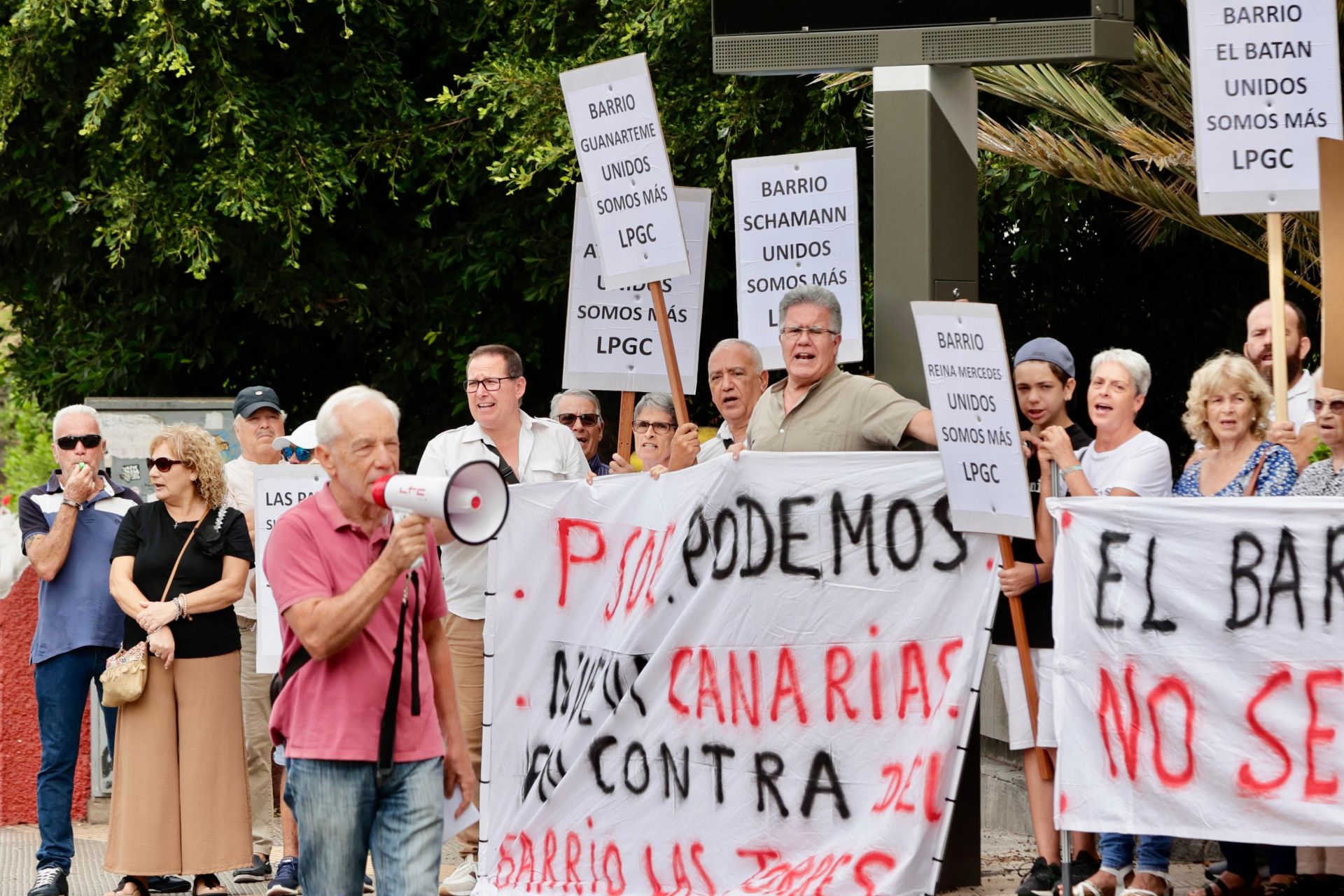 Los vecinos de Las Torres protestan frente a las oficinas municipales