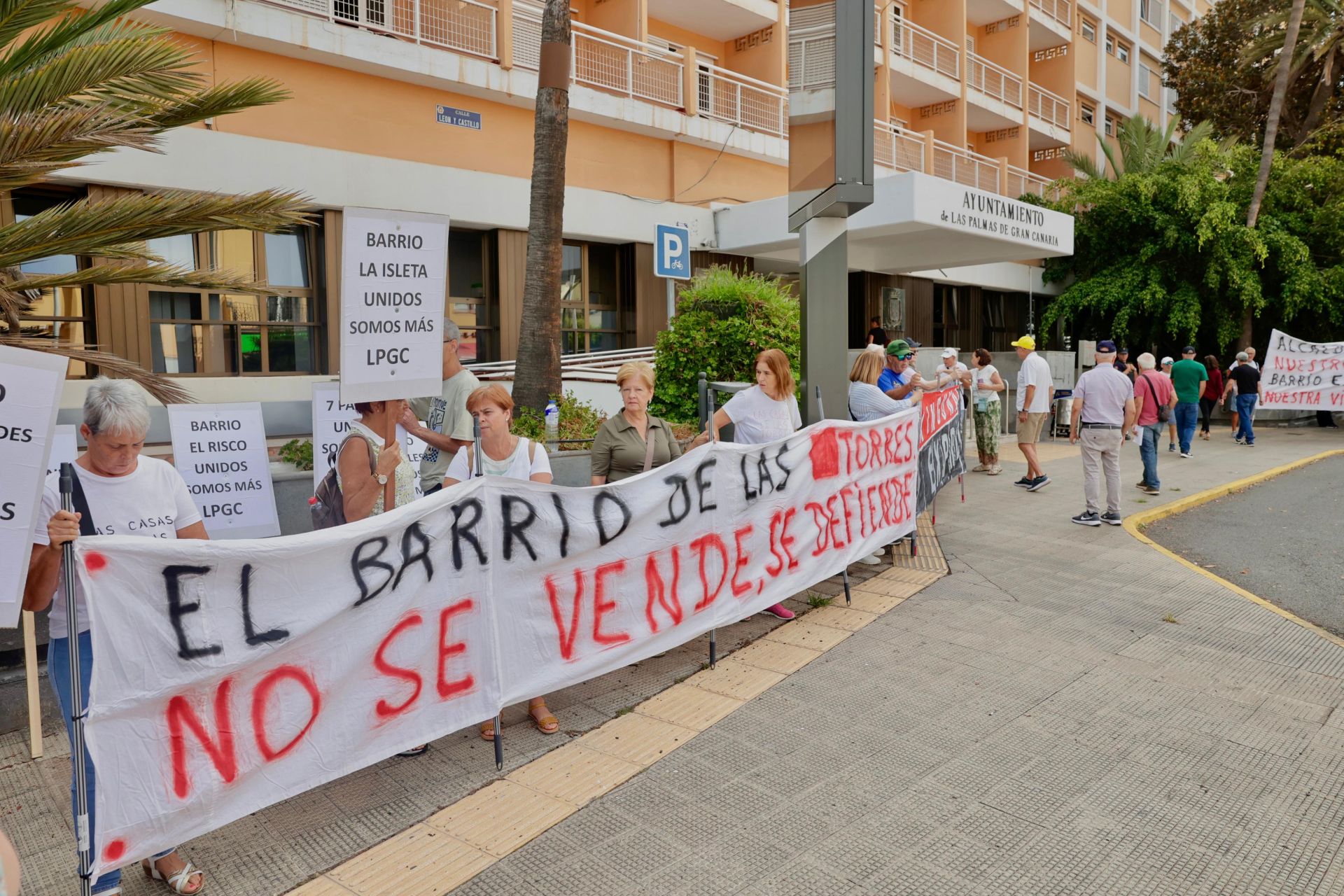 Los vecinos de Las Torres protestan frente a las oficinas municipales