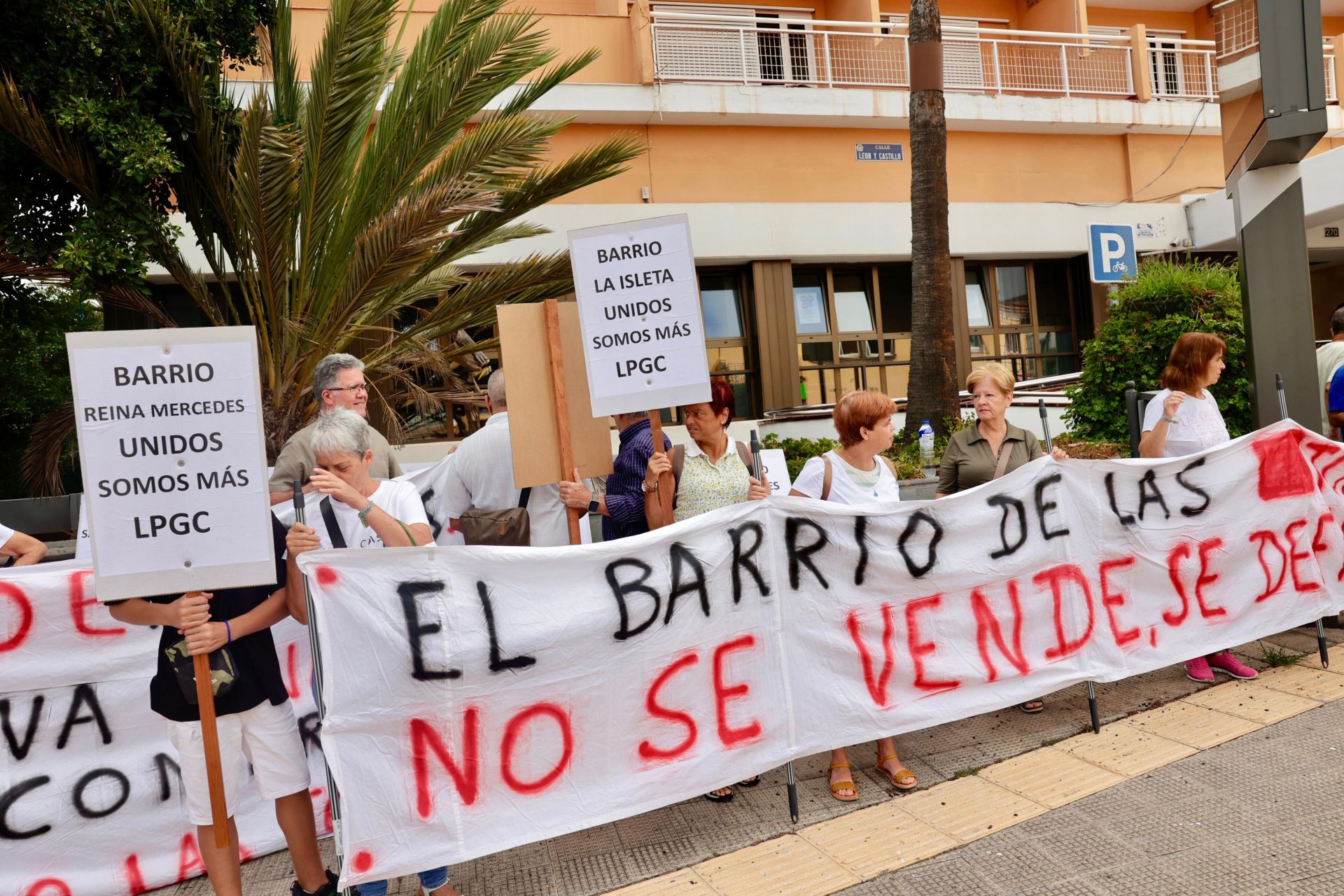 Los vecinos de Las Torres protestan frente a las oficinas municipales