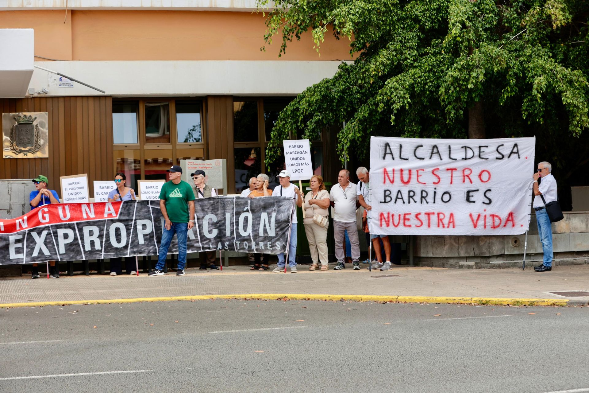 Los vecinos de Las Torres protestan frente a las oficinas municipales