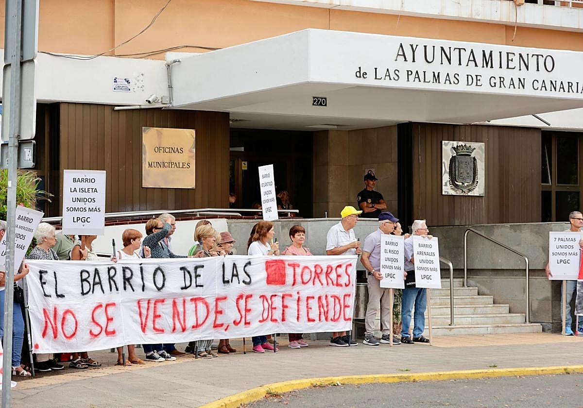 Los vecinos de Las Torres protestan frente a las oficinas municipales
