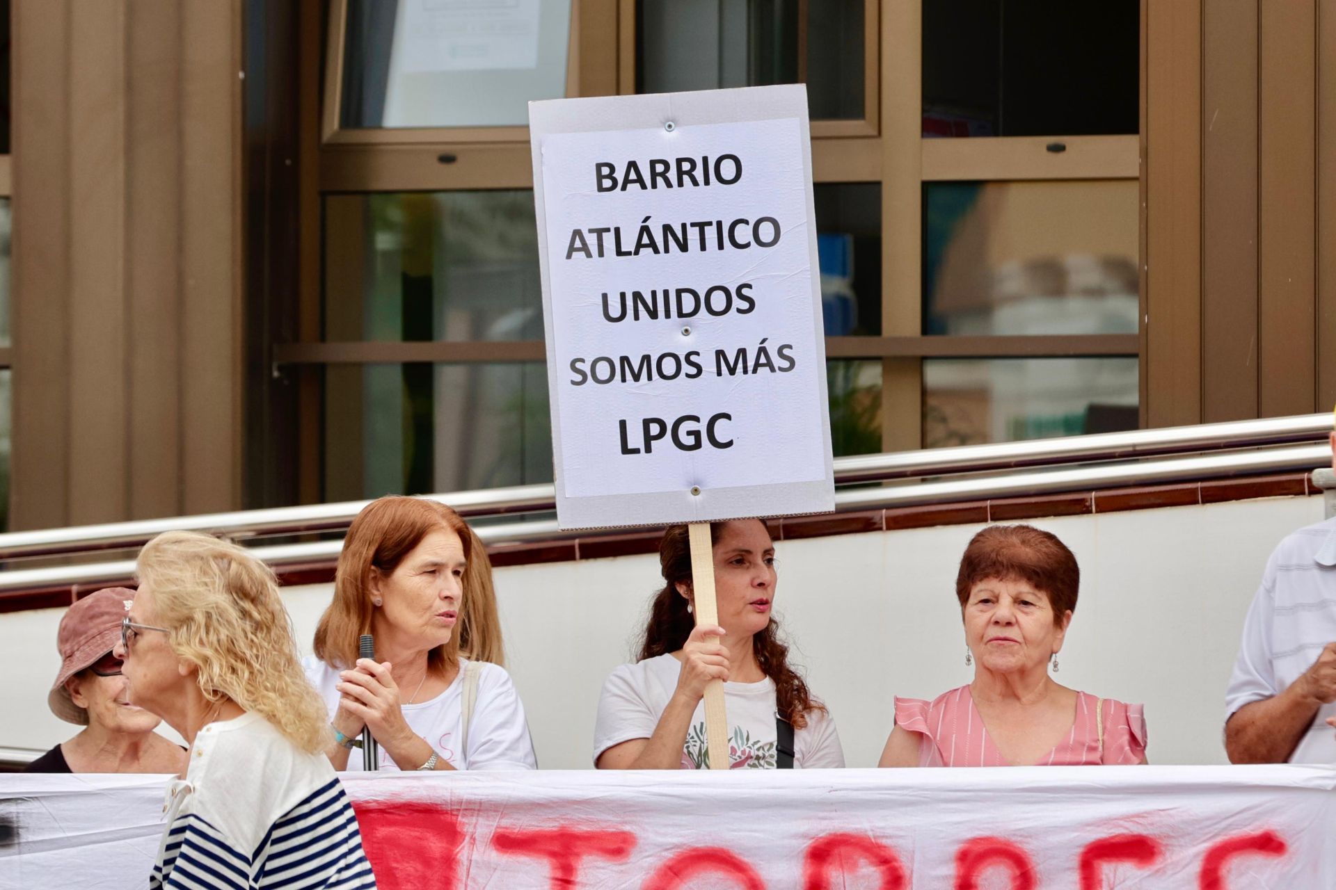 Los vecinos de Las Torres protestan frente a las oficinas municipales