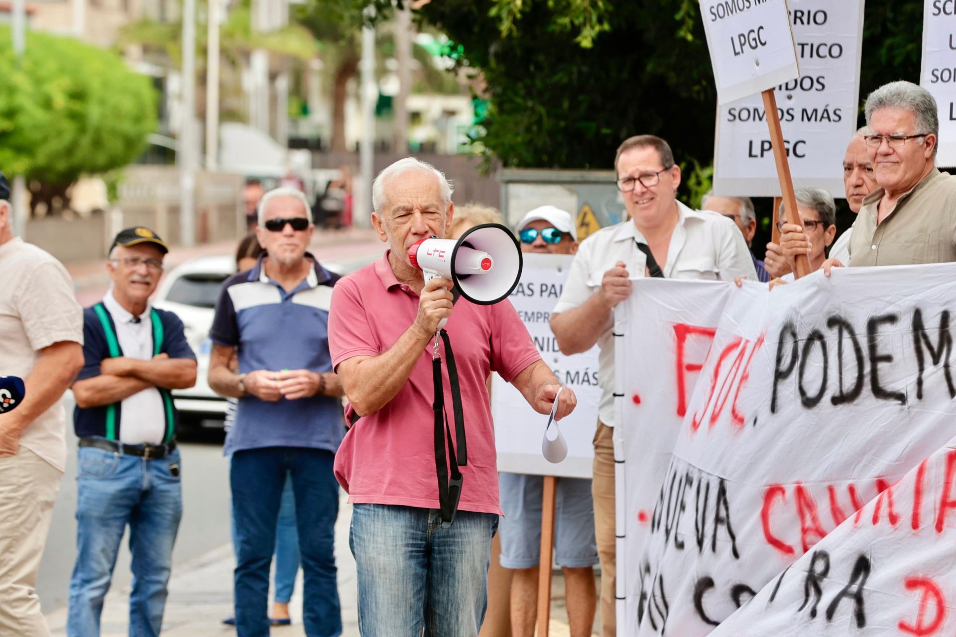 Los vecinos de Las Torres protestan frente a las oficinas municipales
