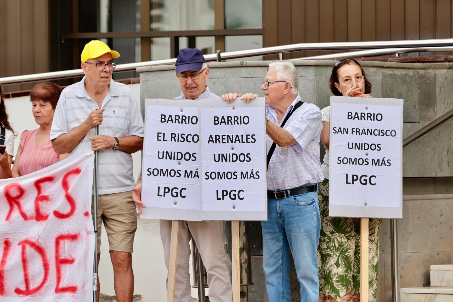 Los vecinos de Las Torres protestan frente a las oficinas municipales