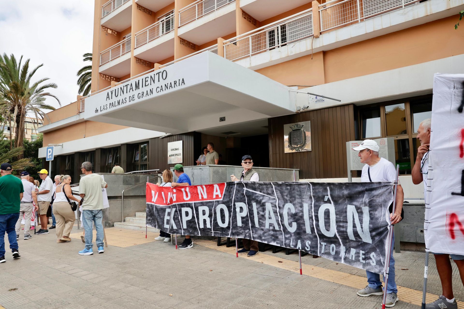 Los vecinos de Las Torres protestan frente a las oficinas municipales