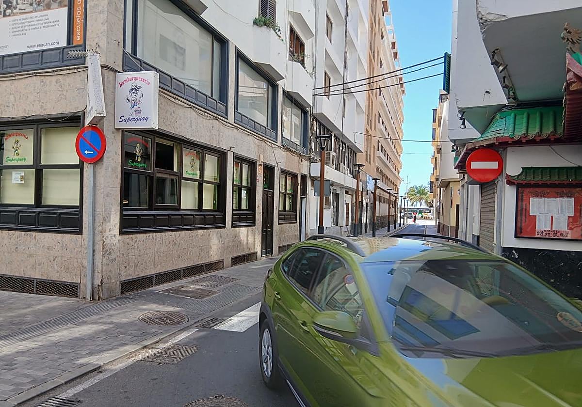 Calle Canalejas, en un tramo con varias señales.