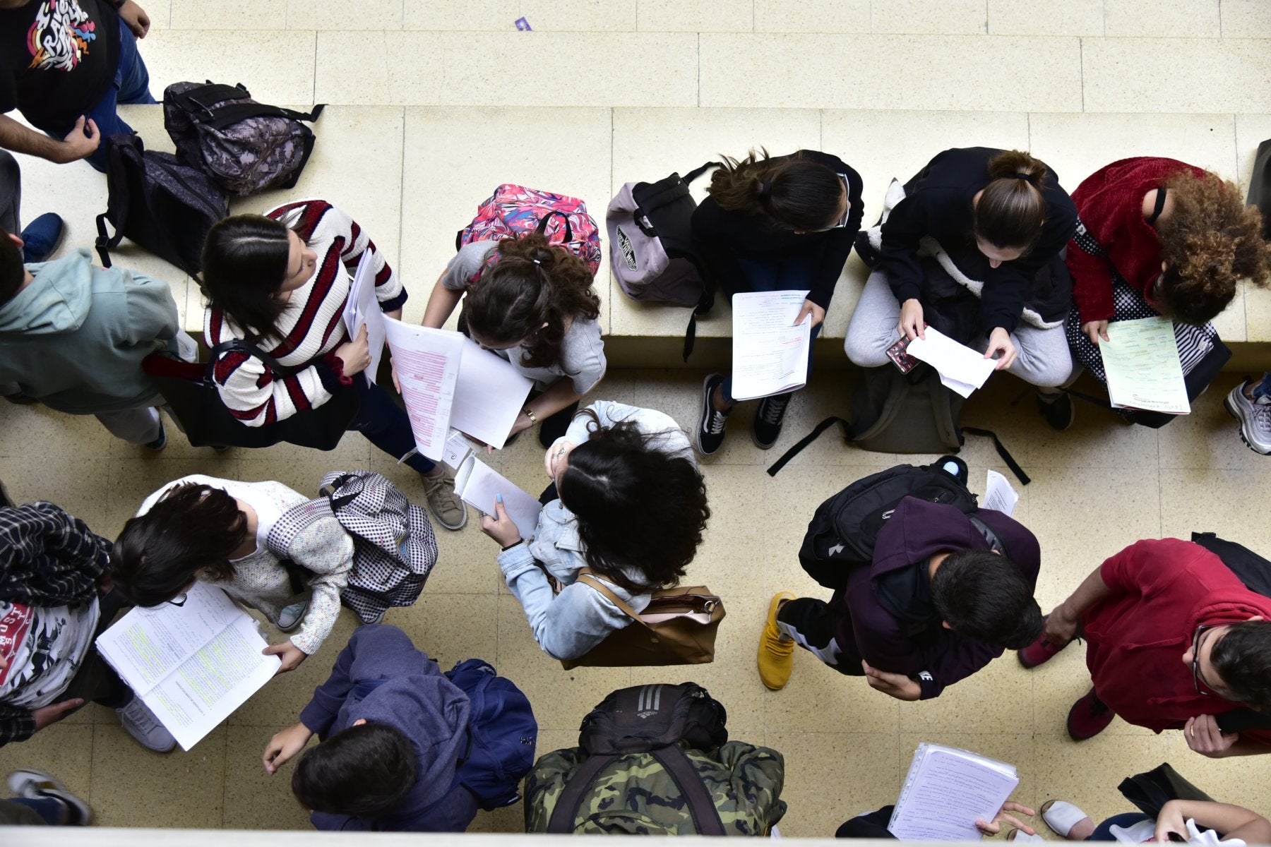 Foto de archivo de estdiantes repasando antes de iniciar un examen de la selectividad en la ULPGC.