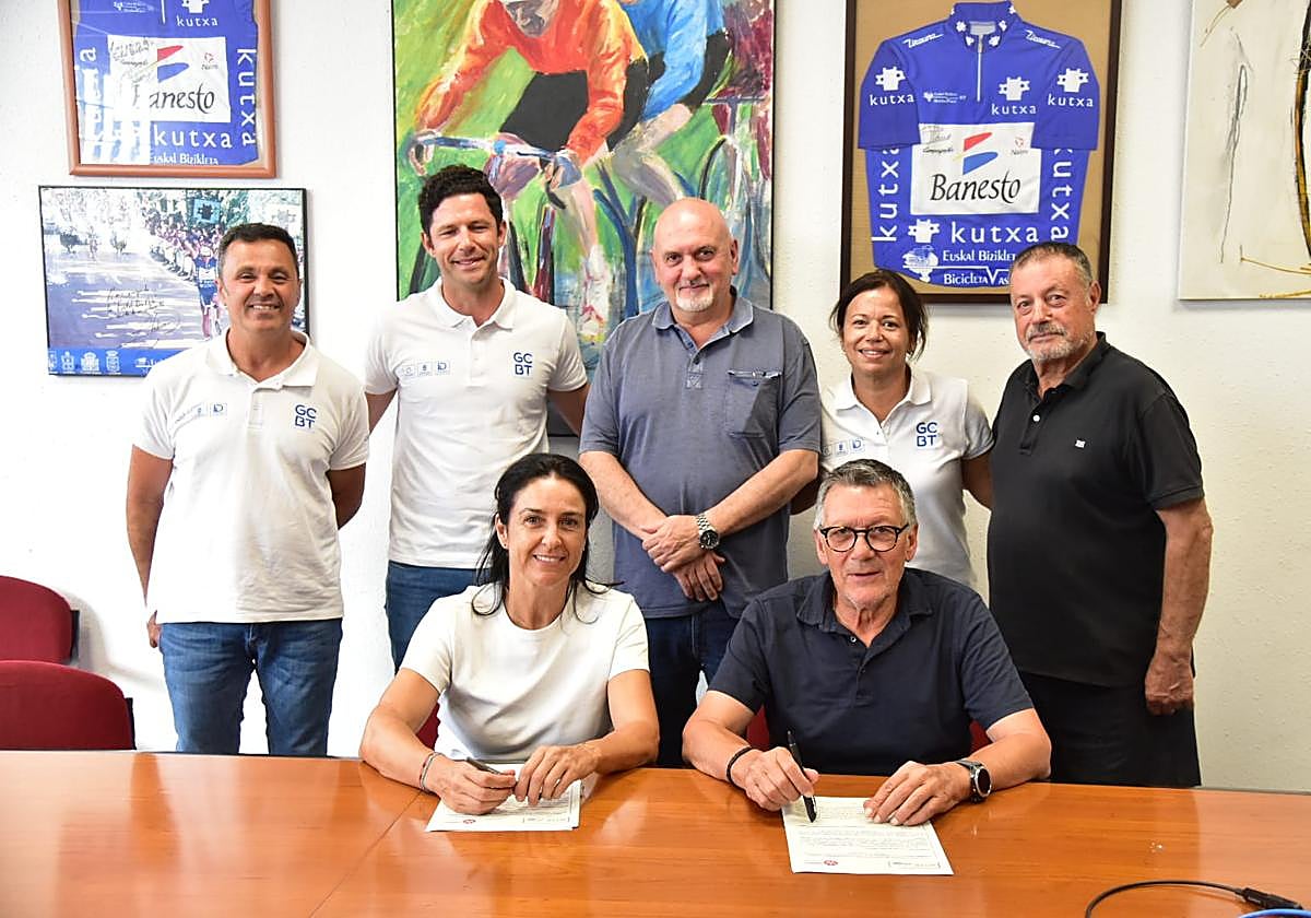 Noelia Pérez y el equipo técnico y operativo de ABIKE TEAM junto a los responsables de OCETA