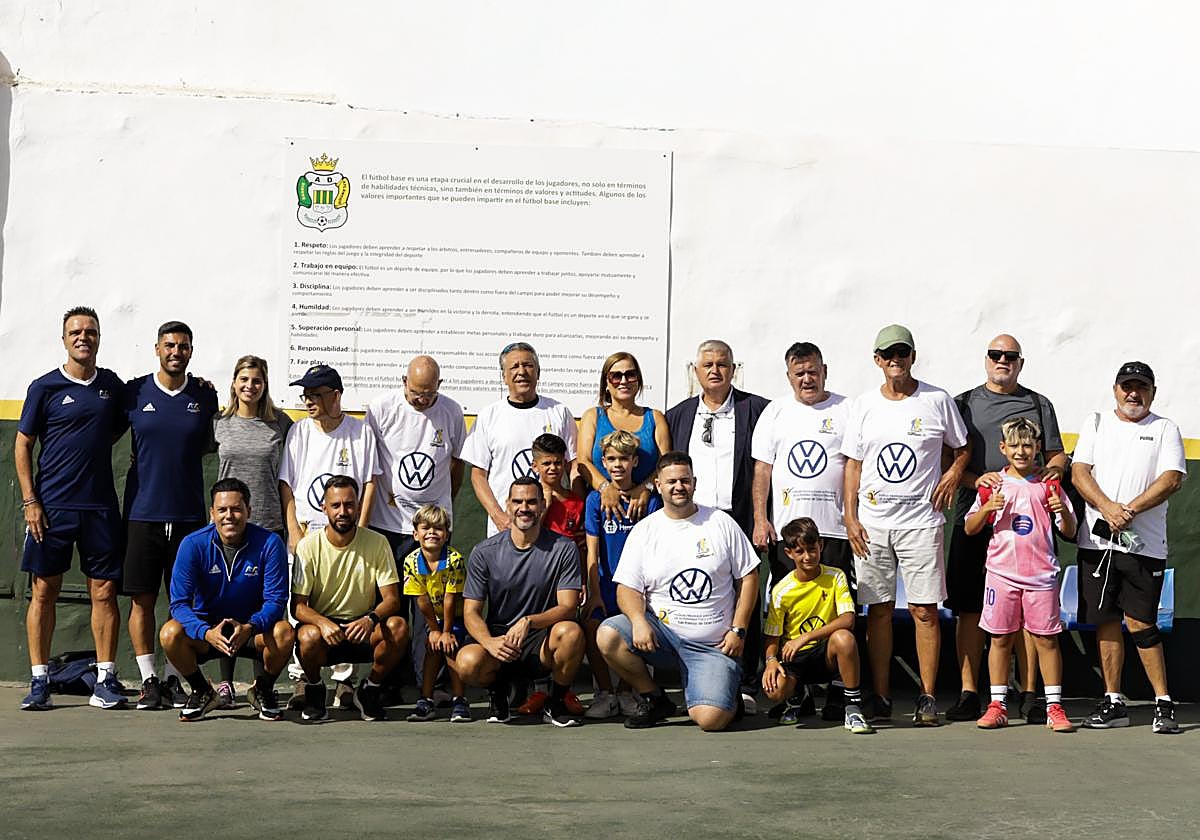 Imagen de algunos de los participantes, con la presencia del presidente de la FIFLP, Juan José Arencibia, y del Director Técnico de la Selección de Fútbol de la Federación Interinsular, José Ojeda.