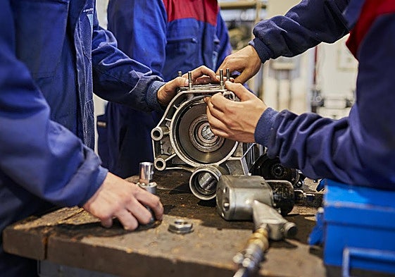 Alumnos de un ciclo de mecánica de FP.