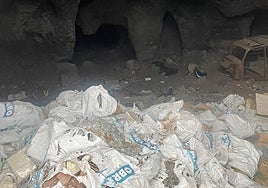 Escombros vertidos en el yacimiento.