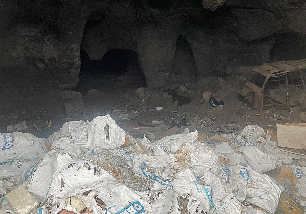 Escombros vertidos en el yacimiento.