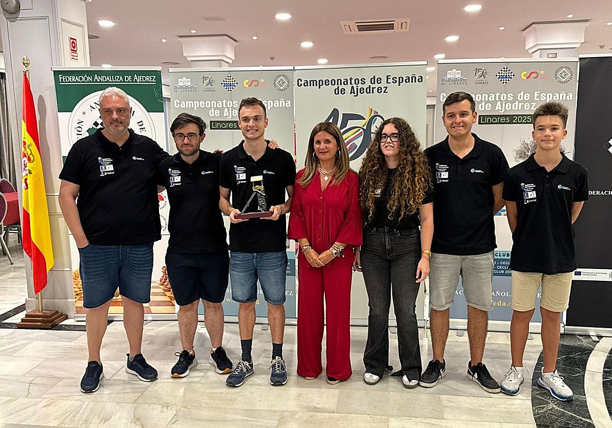 Formación del equipo tras su conquista en Linares.