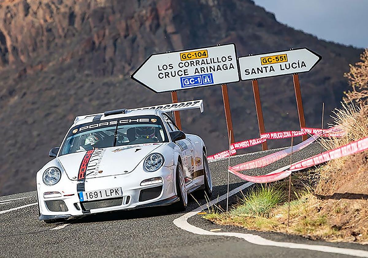 Ayoze Benítez defiende, con su Porsche 911 GT3, su condición de campeón de la prueba.