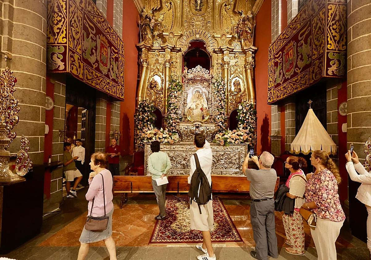 Tras colocarse sobre el trono, la imagen de la Virgen del Pino empezó a recibir visitas.