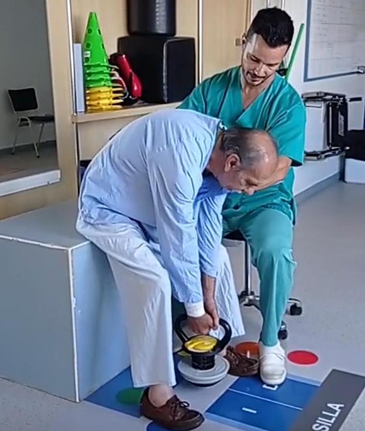 Imagen secundaria 2 - Imágenes del fisioterapeuta Isaac Padrón con pacientes con ictus