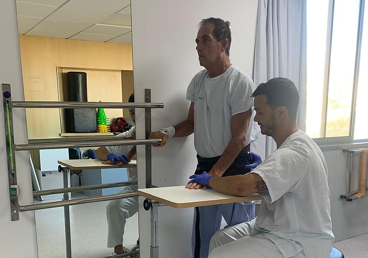 Imagen principal - Imágenes del fisioterapeuta Isaac Padrón con pacientes con ictus