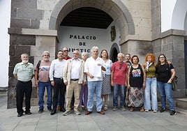 Representantes de los movimientos ciudadanos, políticos y sindicales que este viernes presentaron en la Fiscalía Superior de Canarias la denuncia contra Santiago Abascal.