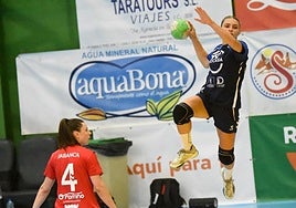 María González lanza a portería en un encuentro.