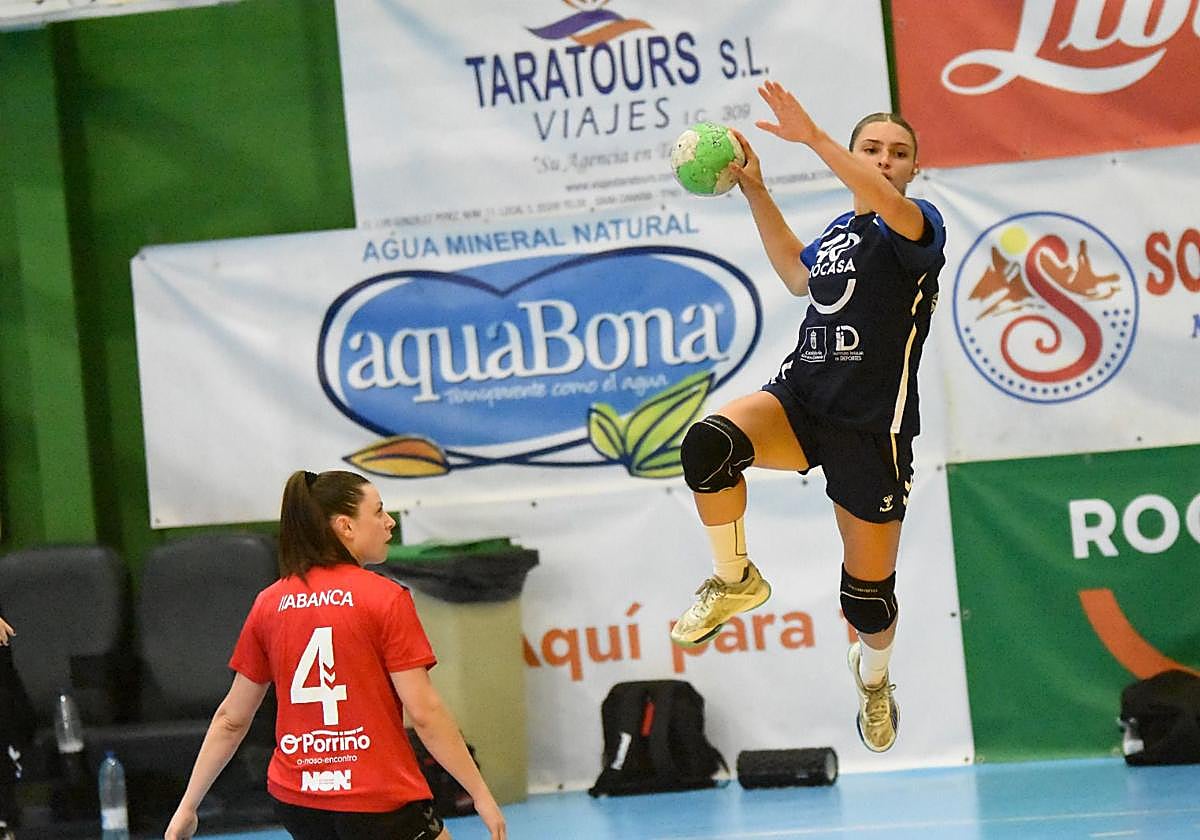 María González lanza a portería en un encuentro.