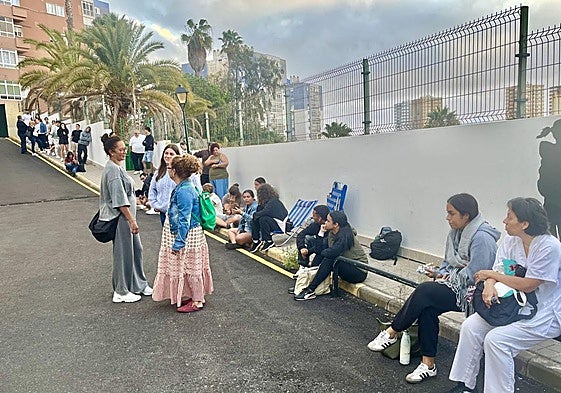 Imagen de la cola a las puertas del centro durante la mañana de este viernes.