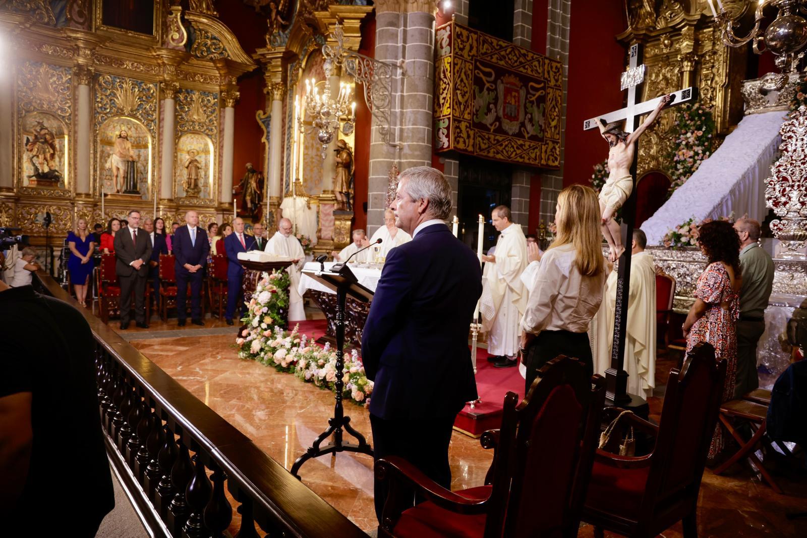 La bajada de la Virgen del Pino de su camarín, en imágenes