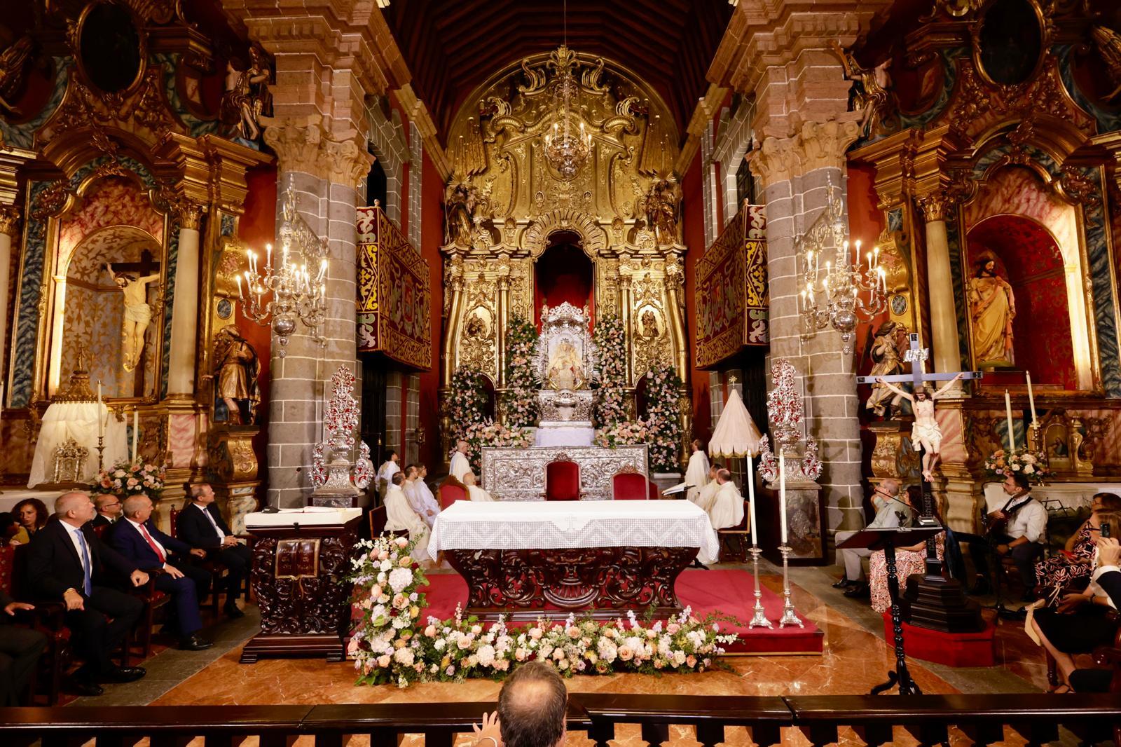 La bajada de la Virgen del Pino de su camarín, en imágenes