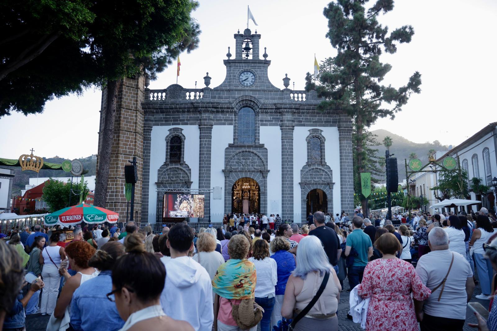 La bajada de la Virgen del Pino de su camarín, en imágenes