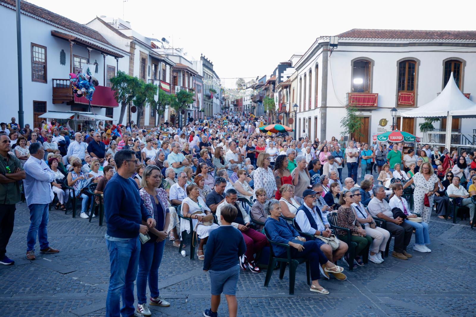 La bajada de la Virgen del Pino de su camarín, en imágenes