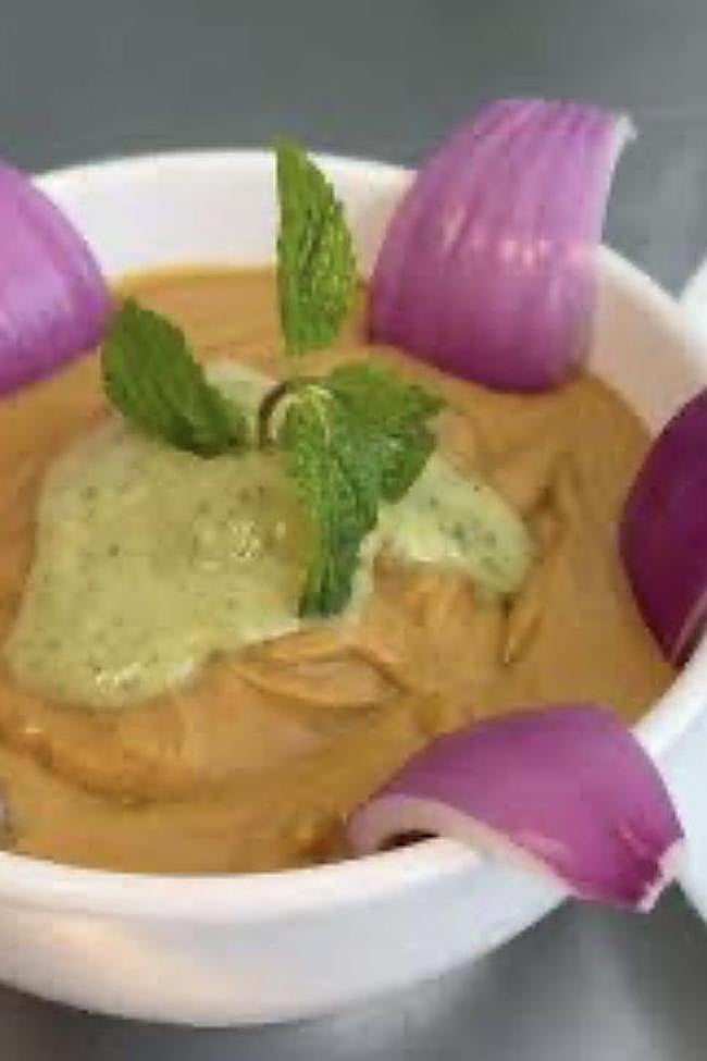 Gofio escaldado con algo de mojo verde y gajos de cebolla conocidos como «cabrillas»