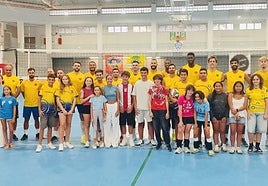 Los jugadores y técnicos del CV Guaguas posaron con los canteranos del CD Axinamar.