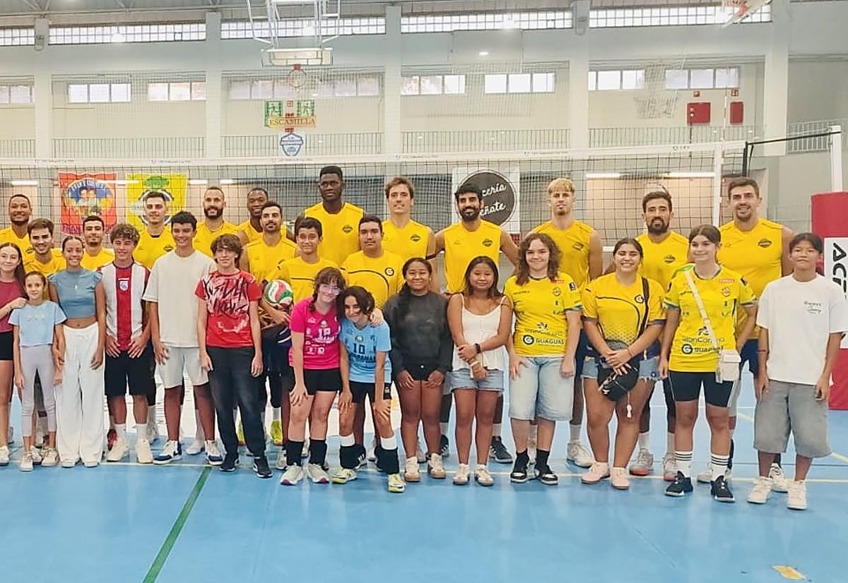 Los jugadores y técnicos del CV Guaguas posaron con los canteranos del CD Axinamar.