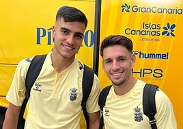 Ale García, una de las sensaciones del equipo en este arranque, e Iván Gil, recuperado de su lesión, en la salida de la expedición este sábado.