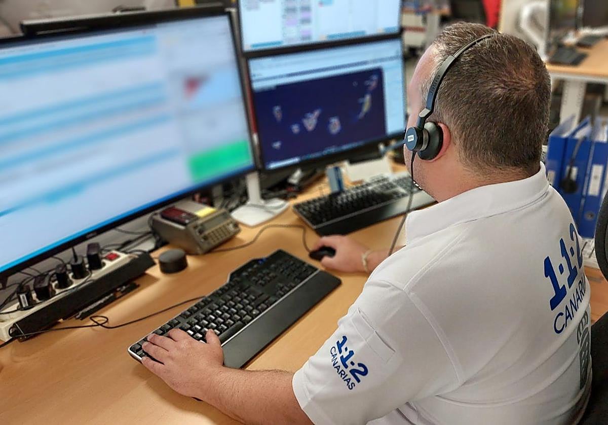 Imagen de archivo de un operario del 1-1-2 Canarias.