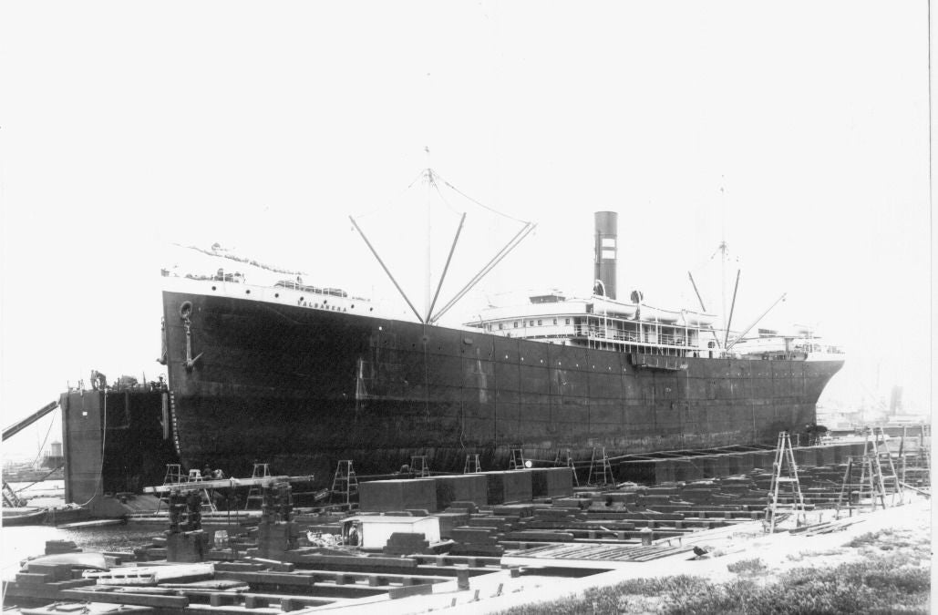 El buque 'Valbanera', en los astilleros de Glasgow, donde se construyó en 1096.